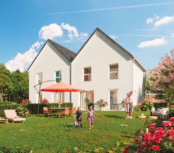 Maison blanche traditionnelle avec porche rouge, entourée d'arbres d'automne et de fleurs roses sous ciel bleu.
