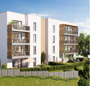 Immeuble moderne blanc de trois étages avec balcons et baies vitrées, entouré de verdure.