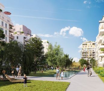 Allée ensoleillée bordée d'immeubles résidentiels et d'arbres verts, avec pelouse et bancs publics.