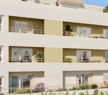 Terrasse ensoleillée avec mobilier gris, coussins roses et vue sur les montagnes en arrière-plan.