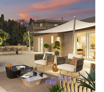Terrasse moderne au coucher de soleil avec mobilier design, foyer et vue sur la ville illuminée en arrière-plan.