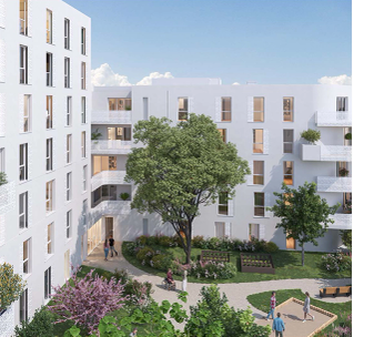 Cour intérieure d'un immeuble résidentiel moderne avec arbre et fleurs, ciel bleu.