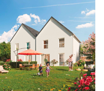 Maison blanche de style traditionnel avec toit gris, jardin verdoyant et fleurs colorées par beau temps.