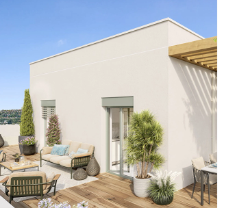 Maison blanche méditerranéenne avec terrasse ombragée, plantes grimpantes violettes et mobilier de jardin.