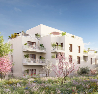 Immeuble résidentiel moderne aux façades blanches et jaunes, avec balcons paysagés et arbres fleuris en façade.