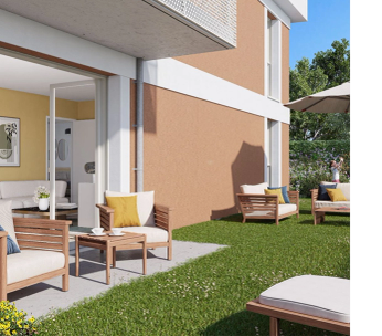 Maison moderne avec terrasse aménagée, mobilier de jardin et pelouse verte sous ciel bleu.