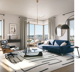 Salon moderne avec canapé bleu, tapis géométrique, baies vitrées et vue panoramique sur la ville.