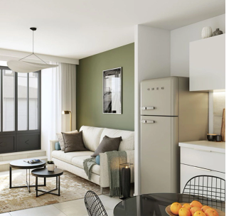 Studio moderne avec cuisine intégrée, canapé gris et grandes fenêtres donnant sur la ville.