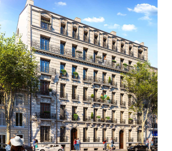 Immeuble parisien hausmannien de quatre étages avec façade de pierre beige et fenêtres régulières, bordé de verdure.
