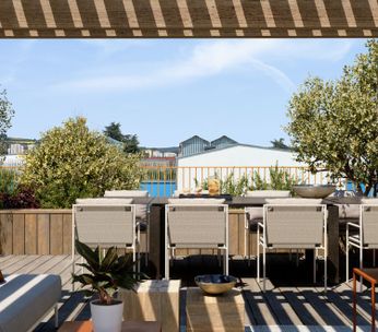 Rooftop moderne avec pergola en bois, mobilier contemporain et vue sur paysage naturel.