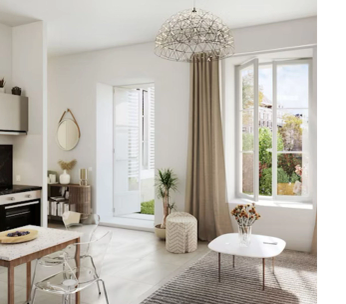 Chambre lumineuse avec lit blanc, miroir doré et fenêtres drapées de rideaux beiges.