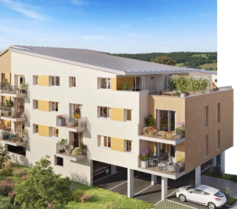 Immeuble résidentiel moderne jaune ocre avec terrasses, entouré de verdure et collines en arrière-plan.