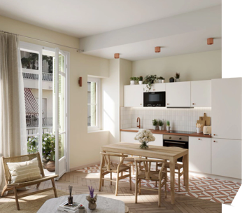 Cuisine moderne avec murs beige, mobilier en bois clair et accents blancs, baignée de lumière naturelle.