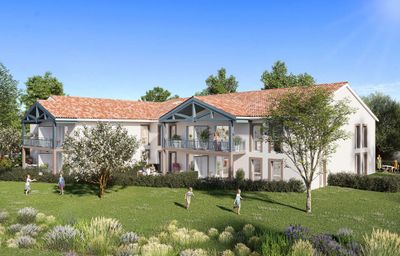 Maison blanche moderne avec toit orange entourée d'un jardin paysagé et d'arbres verdoyants sous un ciel bleu clair.