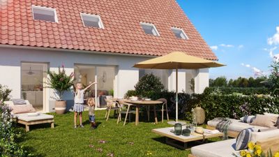 Maison moderne avec terrasse en bois, jardin verdoyant et ciel bleu dégagé.