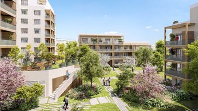Complexe résidentiel moderne avec immeubles colorés entourant une cour verte avec arbres en fleurs.