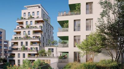 Immeubles résidentiels modernes avec façades blanches et terrasses végétalisées sous ciel bleu.