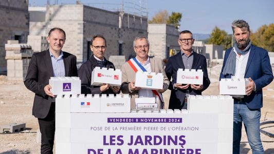 Pose de la première pierre les Jardins de la Marinière