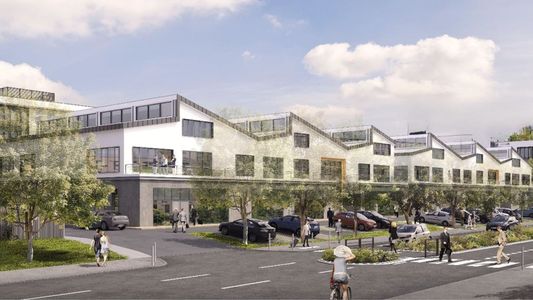 Centre commercial moderne avec façade blanche, terrasse et palmiers, ciel nuageux.