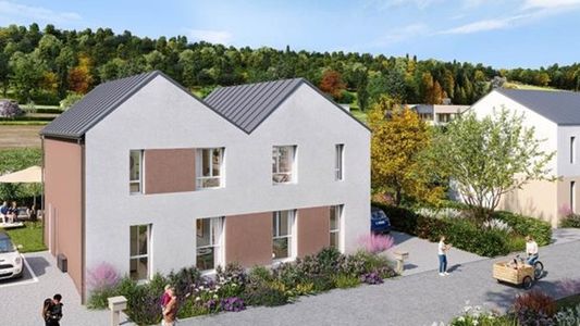 Maison moderne blanche avec toit gris, jardin paysagé et allée pavée.