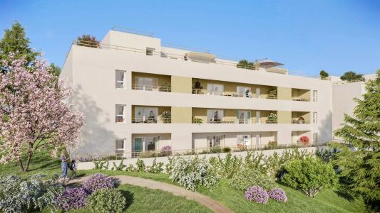 Immeuble résidentiel moderne aux façades beiges avec balcons, entouré de verdure et d'arbres fleuris.