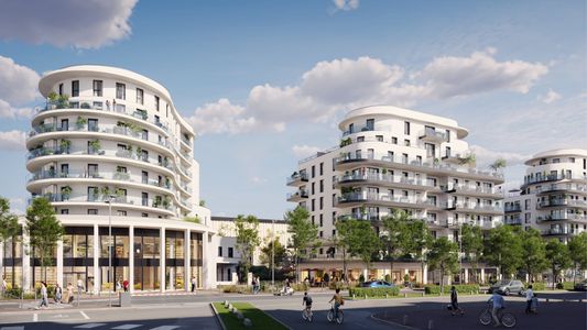 Trois immeubles modernes aux façades blanches et arrondies bordent une place publique avec arbres et espaces verts, sous un ciel bleu nuageux.