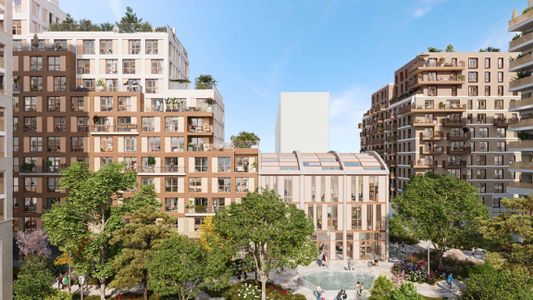 Vue aérienne d'une avenue urbaine avec immeubles haussmanniens, arbres verts et ciel bleu.
