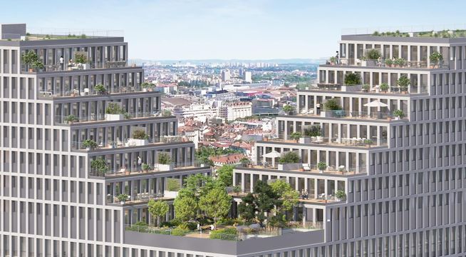 Vue aérienne d'une ville avec gratte-ciels modernes et arbres verdoyants, sous un ciel dégagé.