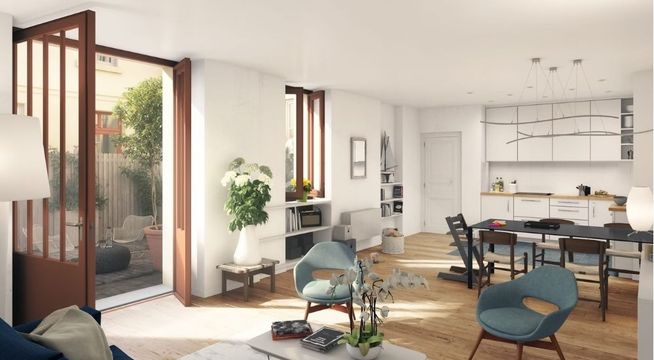 Intérieur moderne avec cuisine ouverte, salon et baie vitrée donnant sur un balcon ensoleillé.