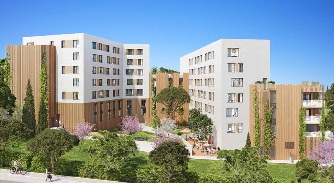 Ensemble immobilier moderne avec bâtiments résidentiels de couleur beige et blanc, entourés de verdure et d'espaces verts sous un ciel bleu.