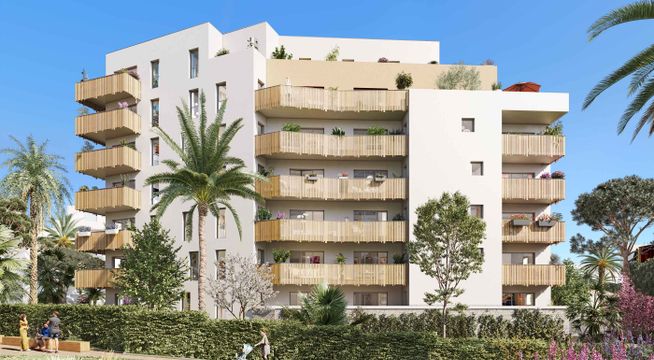 Immeuble résidentiel moderne de six étages en pierre beige avec balcons, entouré de palmiers et de végétation méditerranéenne.