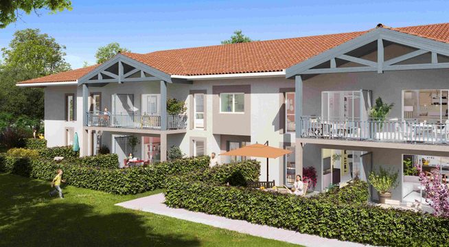 Maison résidentielle blanche avec terrasse couverte, jardin verdoyant et ciel bleu.