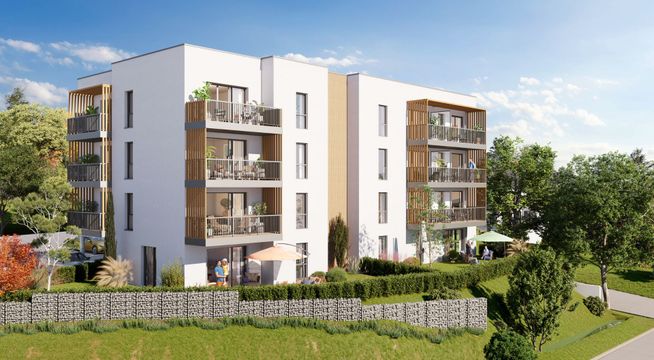 Immeuble résidentiel moderne de quatre étages avec façade blanche et détails bois, entouré de verdure et de clôture basse.