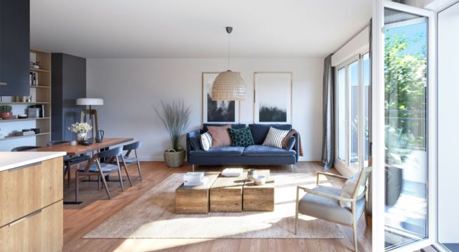 Salon moderne avec canapé bleu, murs clairs, parquet bois et baies vitrées donnant sur un jardin.