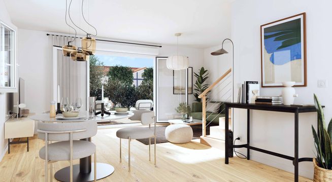 Salon lumineux avec canapé blanc, table basse en verre, bureau noir et décoration épurée.