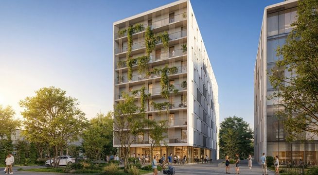 Immeubles modernes avec façades végétalisées au coucher de soleil, entourés d'arbres en milieu urbain.