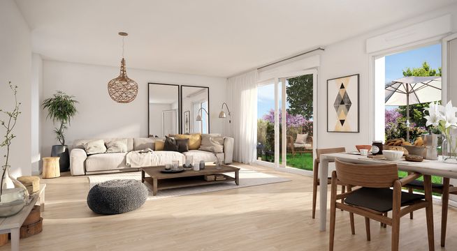 Salon lumineux avec canapé beige, table basse, plantes vertes et baies vitrées donnant sur jardin.