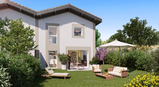 Maison moderne avec jardin paysagé, terrasse et mobilier d'extérieur sous un ciel bleu.