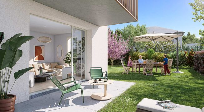 Maison moderne avec terrasse ouverte sur jardin ensoleillé, mobilier contemporain et végétation luxuriante.