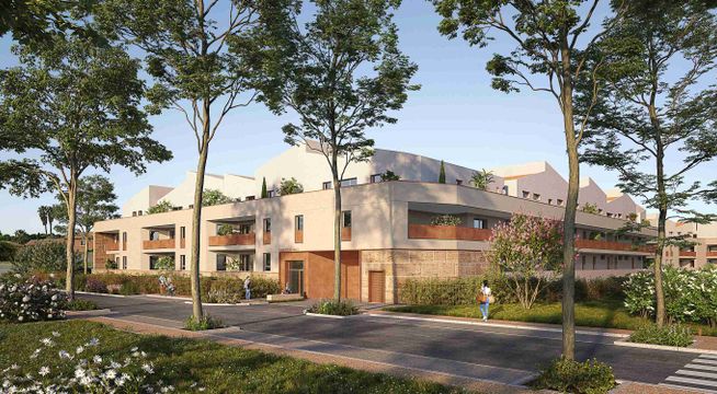 Bâtiment moderne en brique beige avec grandes baies vitrées, entouré d'arbres et d'un paysage paysagé.