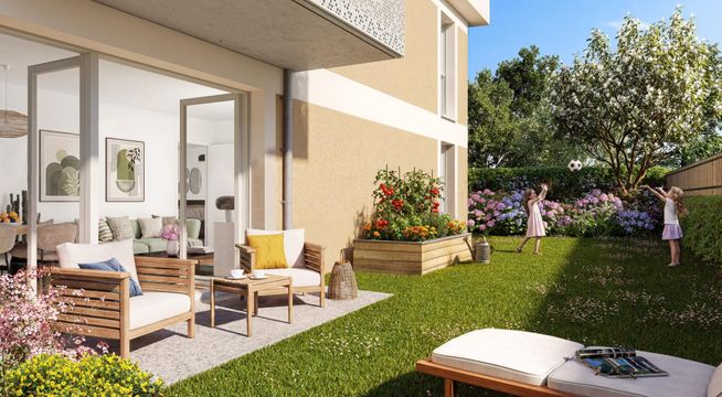 Maison moderne avec terrasse, portes-fenêtres ouvertes donnant sur un jardin paysagé avec pelouse verte et arbustes.