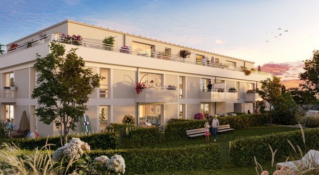 Immeuble résidentiel moderne aux façades beiges avec balcons, entouré de verdure au coucher de soleil.