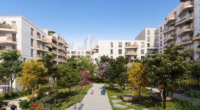 Allée piétonne bordée d'arbres verts entre immeubles résidentiels modernes sous ciel bleu dégagé.