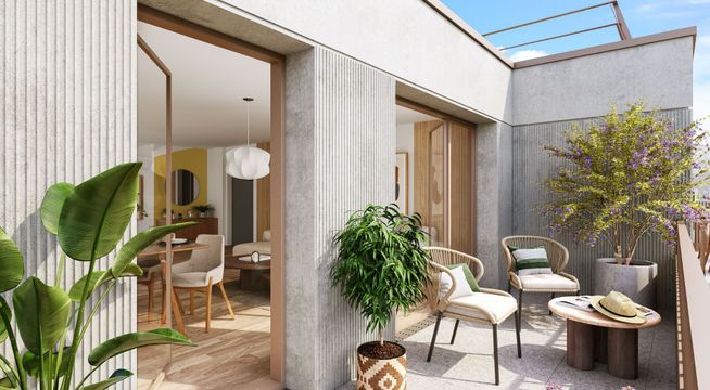 Patio moderne avec murs gris, plafond vitré, mobilier scandinave et plantes vertes luxuriantes.