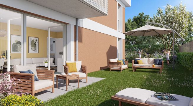 Maison moderne avec terrasse, baies vitrées, mobilier de jardin et parasol beige sous ciel bleu.