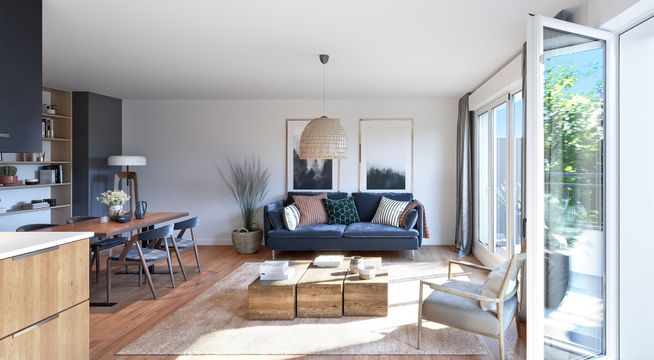 Salon moderne avec canapé bleu, mobilier en bois clair et grandes baies vitrées donnant sur un jardin.
