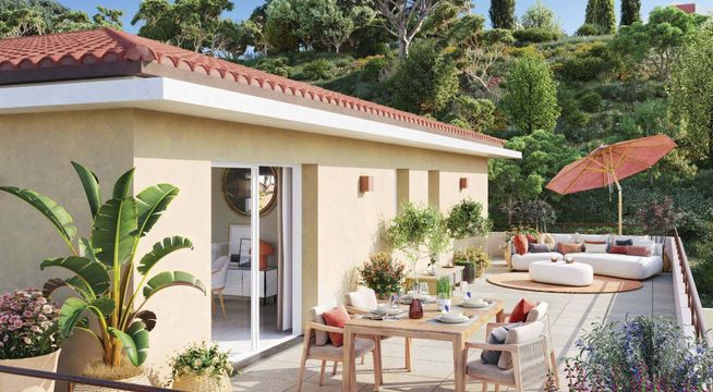  terrasse aménagée, palmier et mobilier de jardin, entourée de végétation.