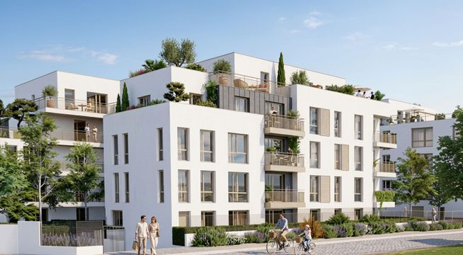 Immeuble résidentiel moderne blanc de quatre étages avec arbres, sous ciel bleu dégagé.