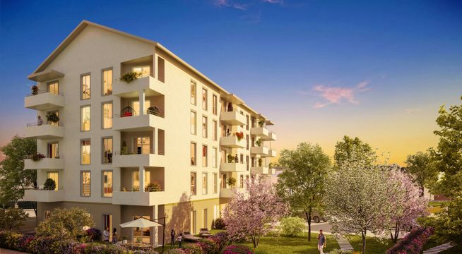 Immeuble résidentiel moderne jaune pâle avec balcons, entouré d'arbres et d'espaces verts au coucher de soleil.