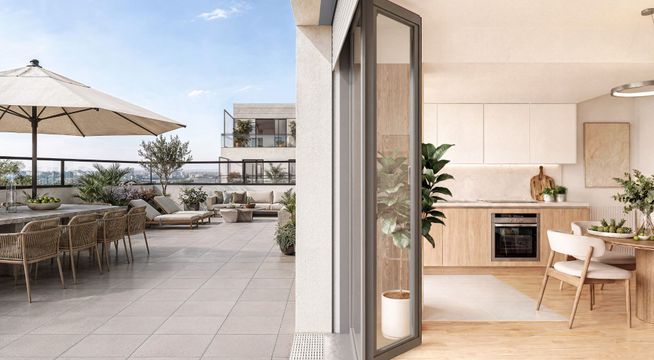 Terrasse ensoleillée avec mobilier et parasol donnant sur un intérieur lumineux et épuré